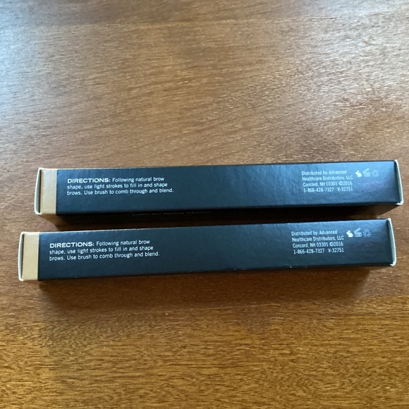 NUANCE SALMA HAYEK Natural Definition Angled Brow Pencil with Chamomile - Picture 5 of 8